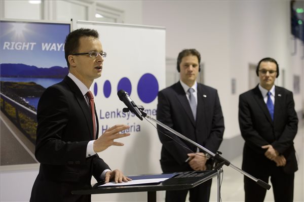 Szijjártó Péter: a Magyarország iránti bizalom jele a ZF Lenksysteme újabb beruházása