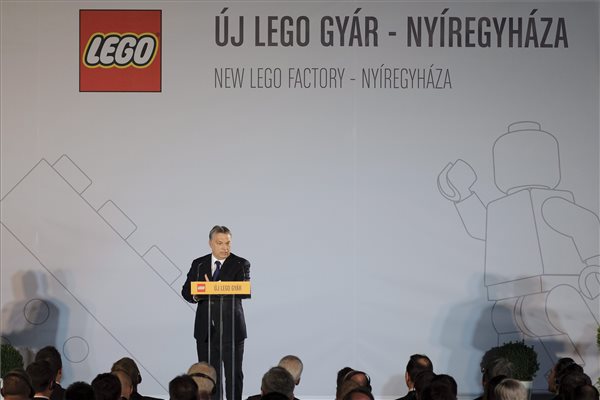 Átadták a dán Lego új gyárát Nyíregyházán