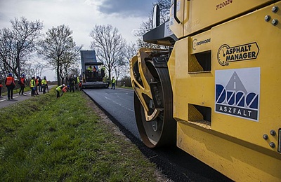 Épül az első zöld aszfalttal készült útszakasz Magyarországon
