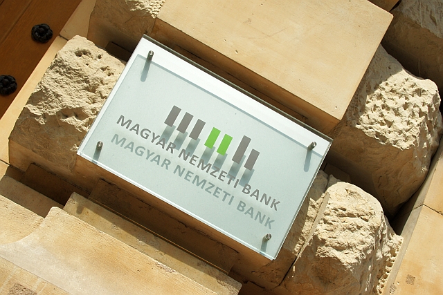 Májusban létrejön Magyarország második legnagyobb bankja