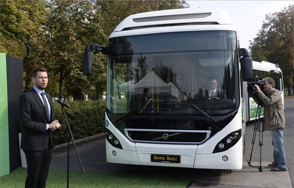 Hibrid csuklós autóbuszt mutattak be a fővárosban
