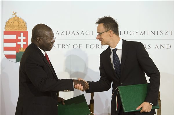 Szijjártó: Erősíteni kell a jelenlétünket Afrikában