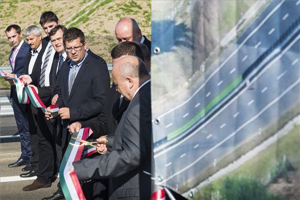 Átadták az M3-as autópálya új szakaszát