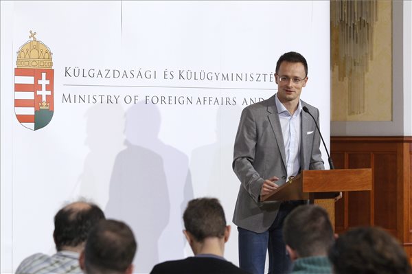 Beutazási tilalom - Szijjártó: a magyar kormány a nyitottság és átláthatóság pártján áll
