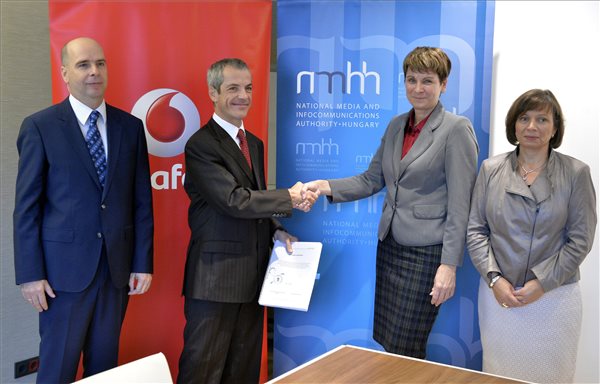 Aláírta a Vodafone-nal a frekvenciahasználati szerződést az NMHH