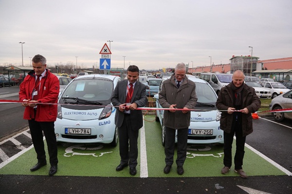 Díjmentesen lehet elektromos autót feltölteni Budaörsön