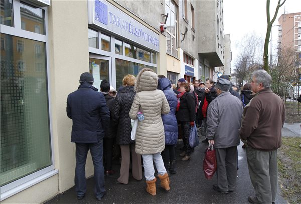 Buda-Cash - Sorban állnak pénzükért Miskolcon
