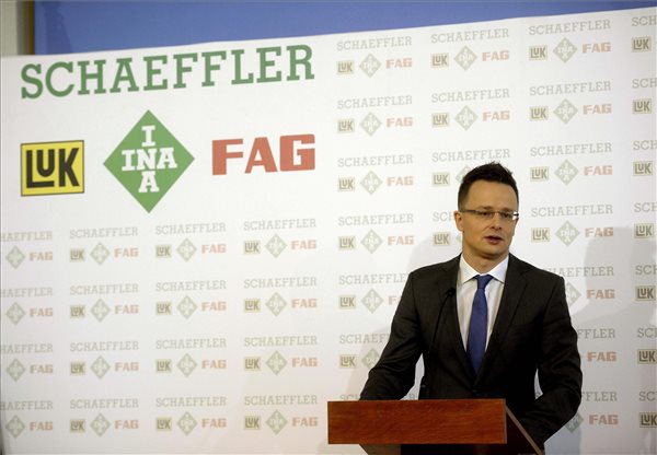 Szijjártó: 12 milliárd forint értékű német autóipari beruházás lesz Debrecenben