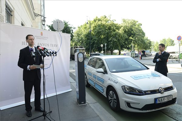 Varga Mihály: elkészült az e-mobilitást támogató Jedlik Ányos Terv