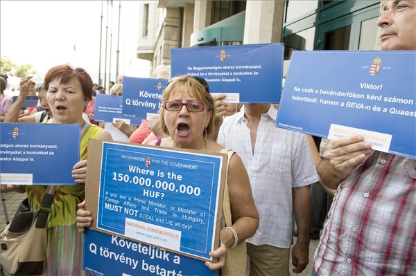 A Lánchídnál tüntettek a Quaestor-károsultak
