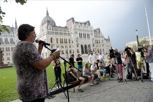 Az állami földek eladása ellen tiltakozott az Élőlánc Magyarországért