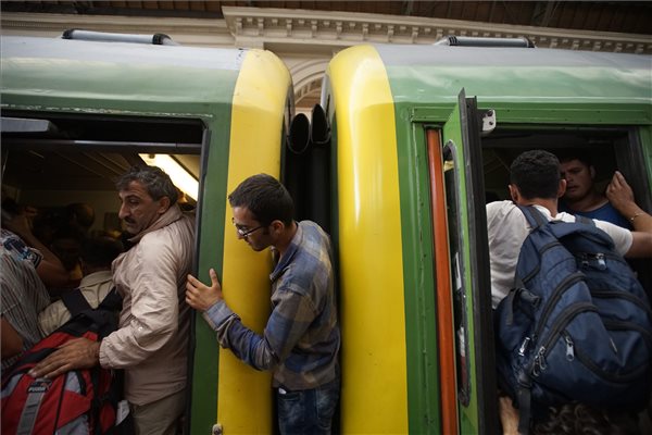 Beengedték a migránsokat a Keleti pályaudvar csarnokába
