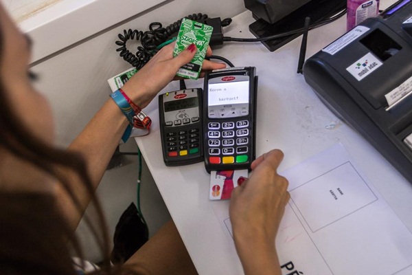 Előre a készpénzmentes fizetés útján 