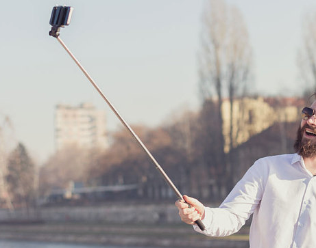 Bécsi döntés: tilos szelfibottal fotózni...