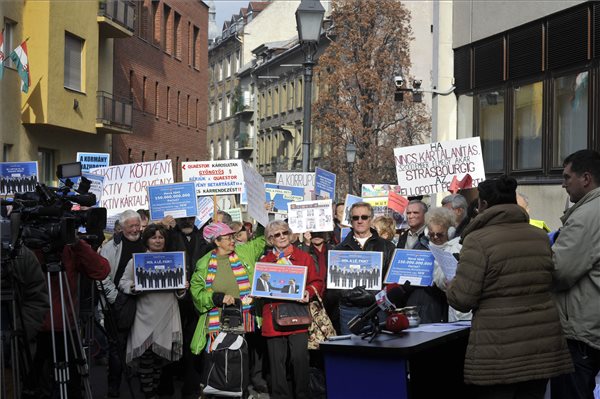 Quaestor-ügy - Az Alkotmánybíróság előtt tüntettek a károsultak