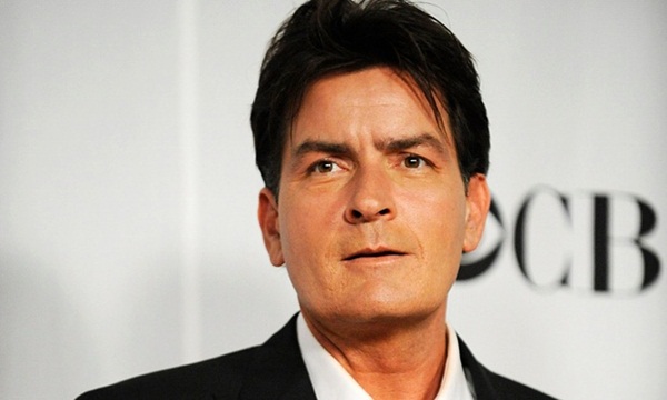 Sztárügyvédhez fordultak Charlie Sheen volt partnerei 