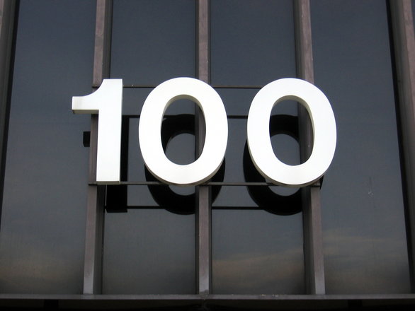 100, azaz száz menekült befogadása a tét(?) 