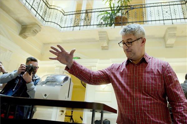 Búcsút inthetünk a vasárnapi boltzárnak?