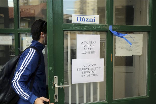 Elkezdődött az egész napra meghirdetett munkabeszüntetés