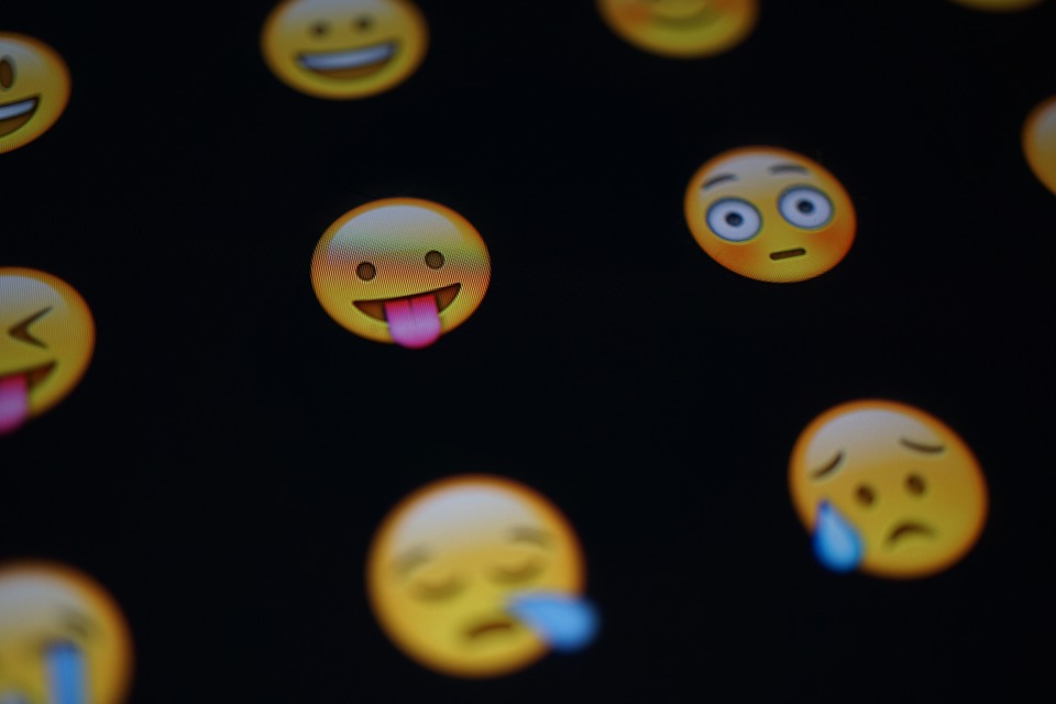 Ordító emojik, harsogó felkiáltójelek – miről árulkodik az üzenetünk?