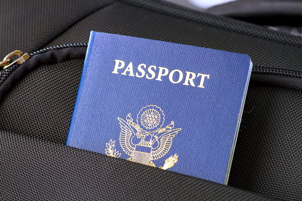 Hamis adatokkal segített útleveleket igényelni egy kormányablakban dolgozó ügyintéző