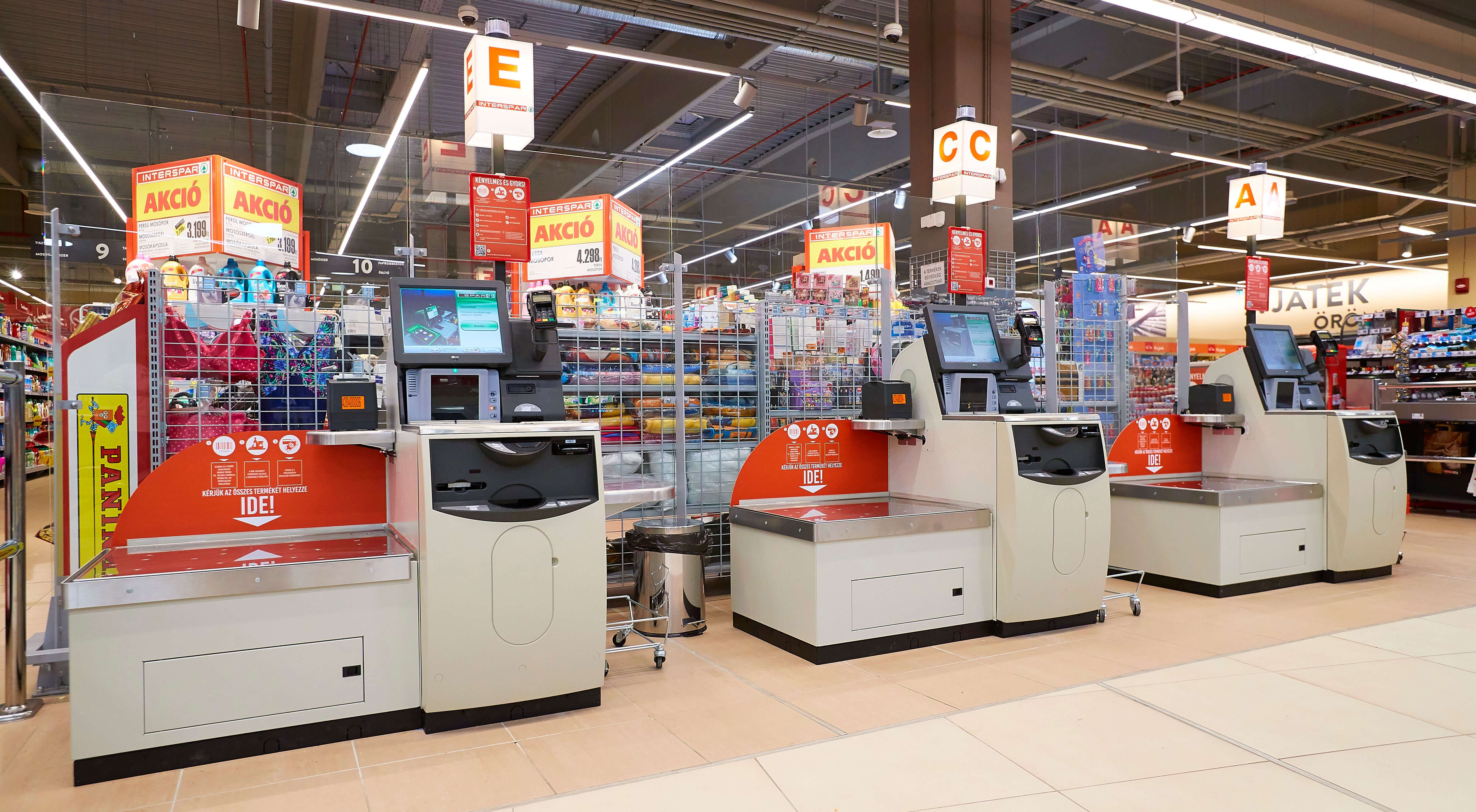 Önkiszolgáló kasszák segítik a vásárlást a SPAR-nál