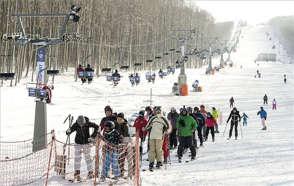 Új sípályát és kétüléses felvonót adtak át Eplényben