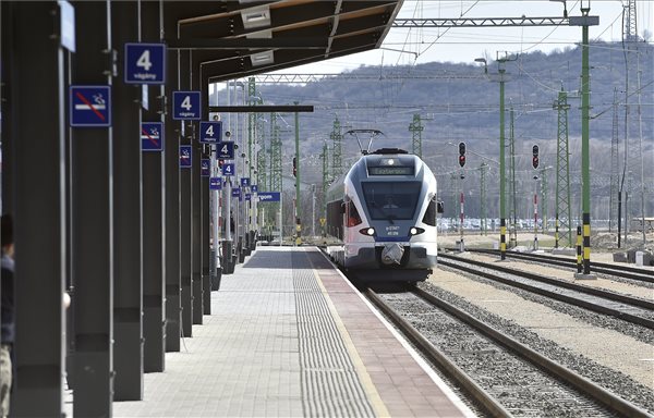 Pályafelújítás miatt késnek a Szlovákia felől érkező vonatok