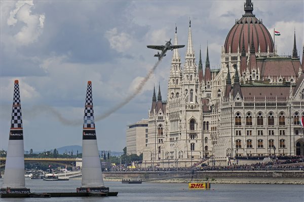 Tarlós István elnézést kér a budapestiektől a hétvégi műrepülőverseny okozta kellemetlenségek miatt 