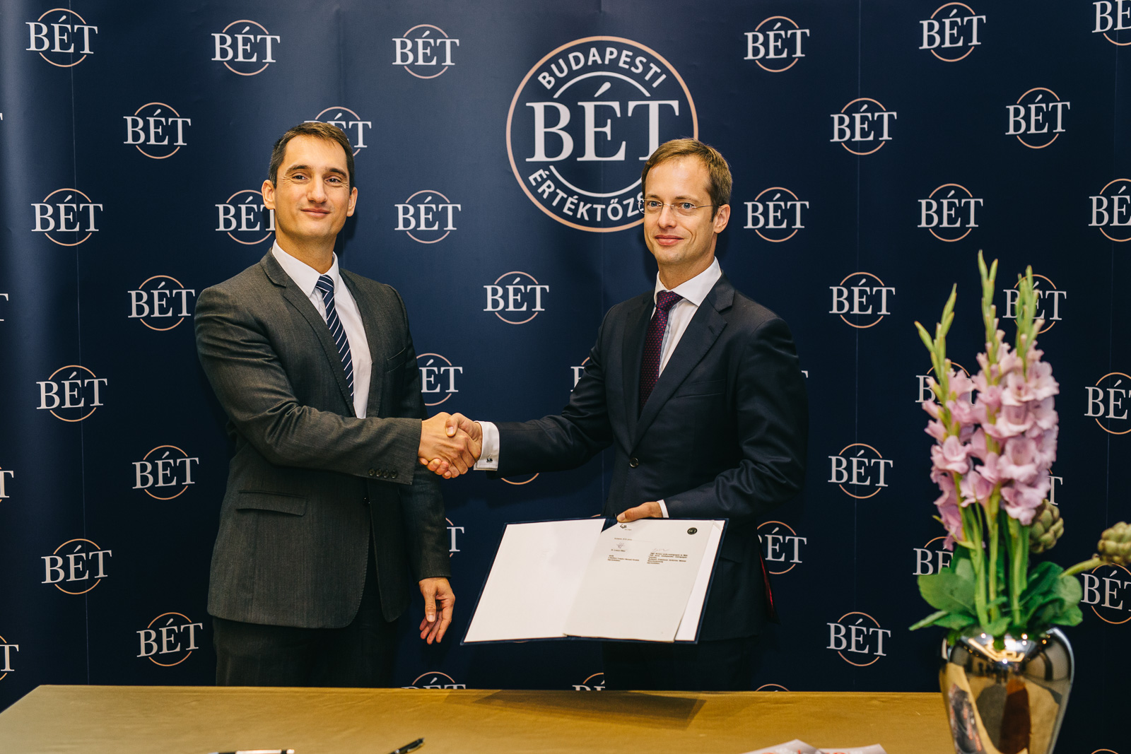 Együttműködési megállapodást írt alá a BÉT és az SZTNH