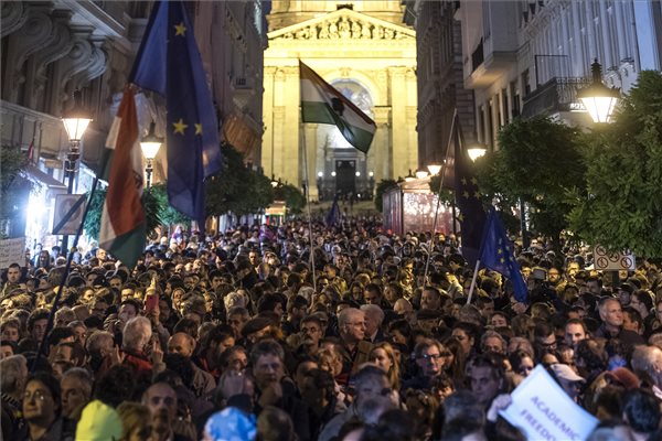 A CEU-ért tüntettek Budapesten