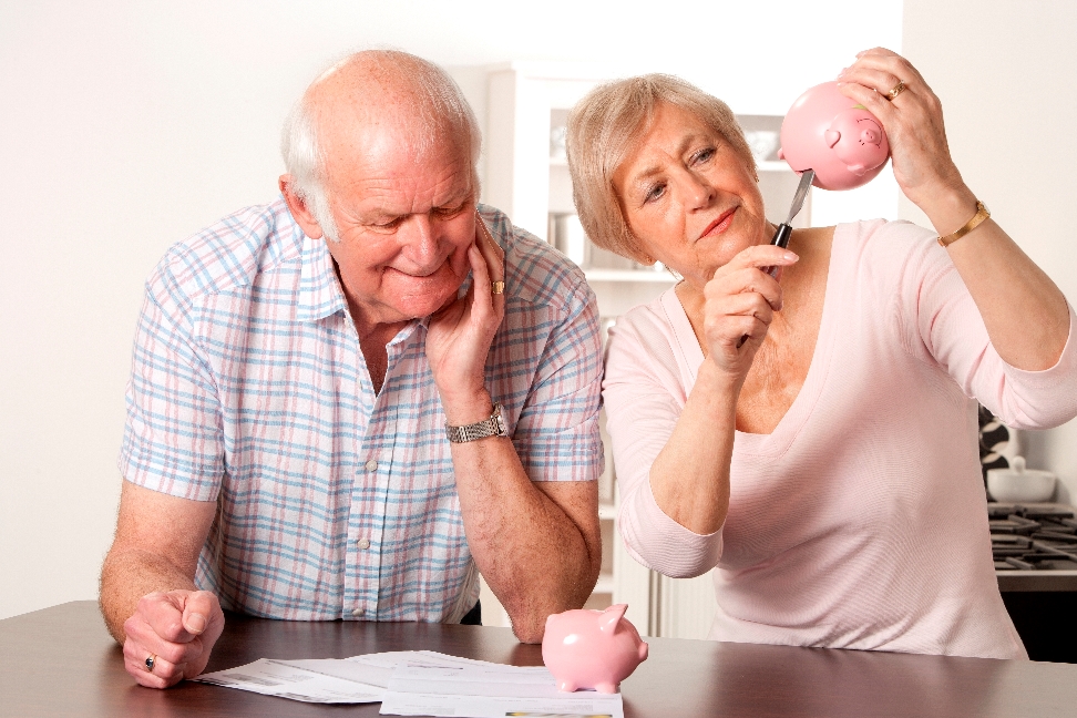 Sok nyugdíjas nincs tisztában vele: mikor kell visszafizetni a már kiutalt nyugdíjat?