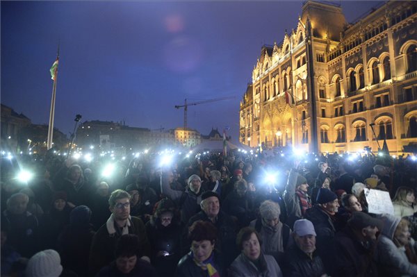 Az oktatás szabadságáért tüntettek Budapesten