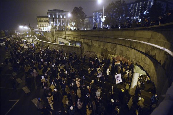 A Magyar Kétfarkú Kutya Párt demonstrált a fővárosban