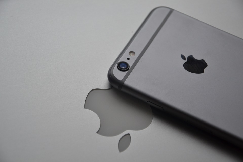 Bemutatta új termékeit az Apple - új, olcsóbb iPhone is jön
