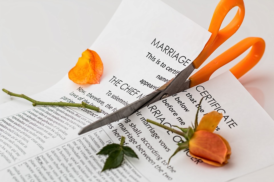 Mennyibe kerül a válás? Mennyi a válóper illetéke és ügyvédi költsége?