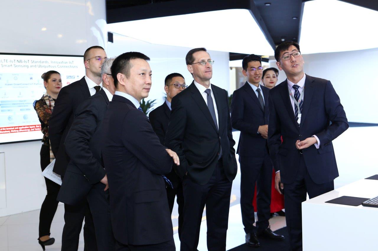 A Huawei vezetőjével tárgyalt Varga Mihály