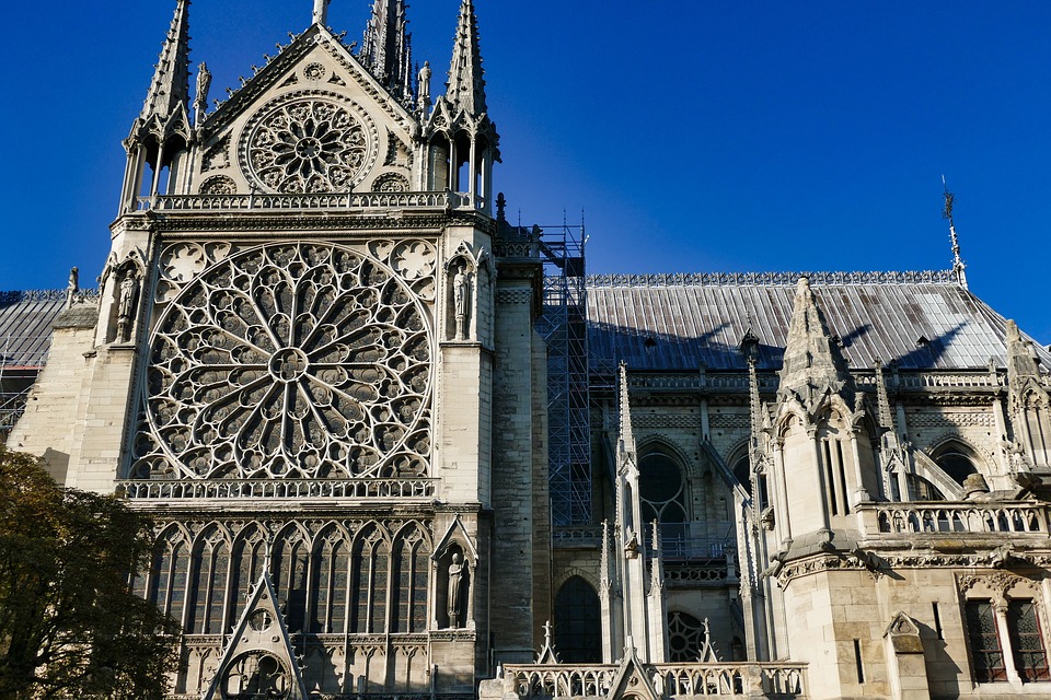 Notre Dame: Megkezdték a leégett tető helyének lefedését