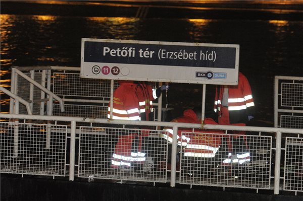 Felborult és elsüllyedt egy hajó a Parlamentnél