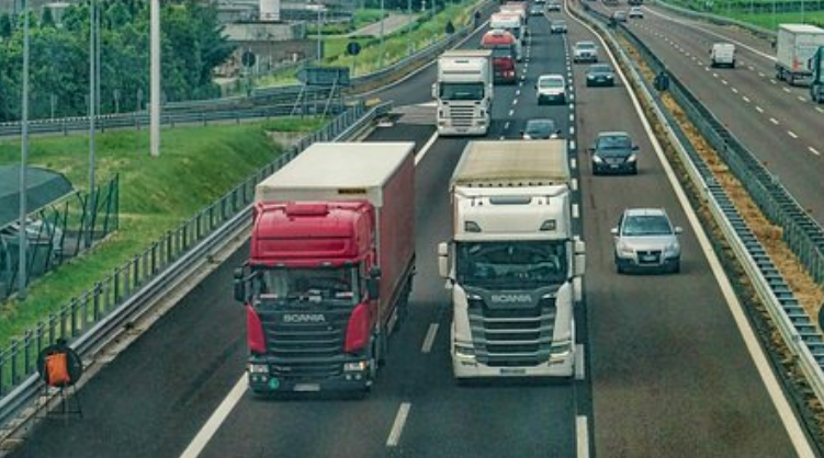 Június végéig fuvarozási engedély nélkül közlekedhetnek az ukrán teherautók