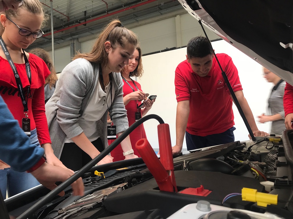 Hamarosan STEM-kapuk nyílnak a lányok előtt