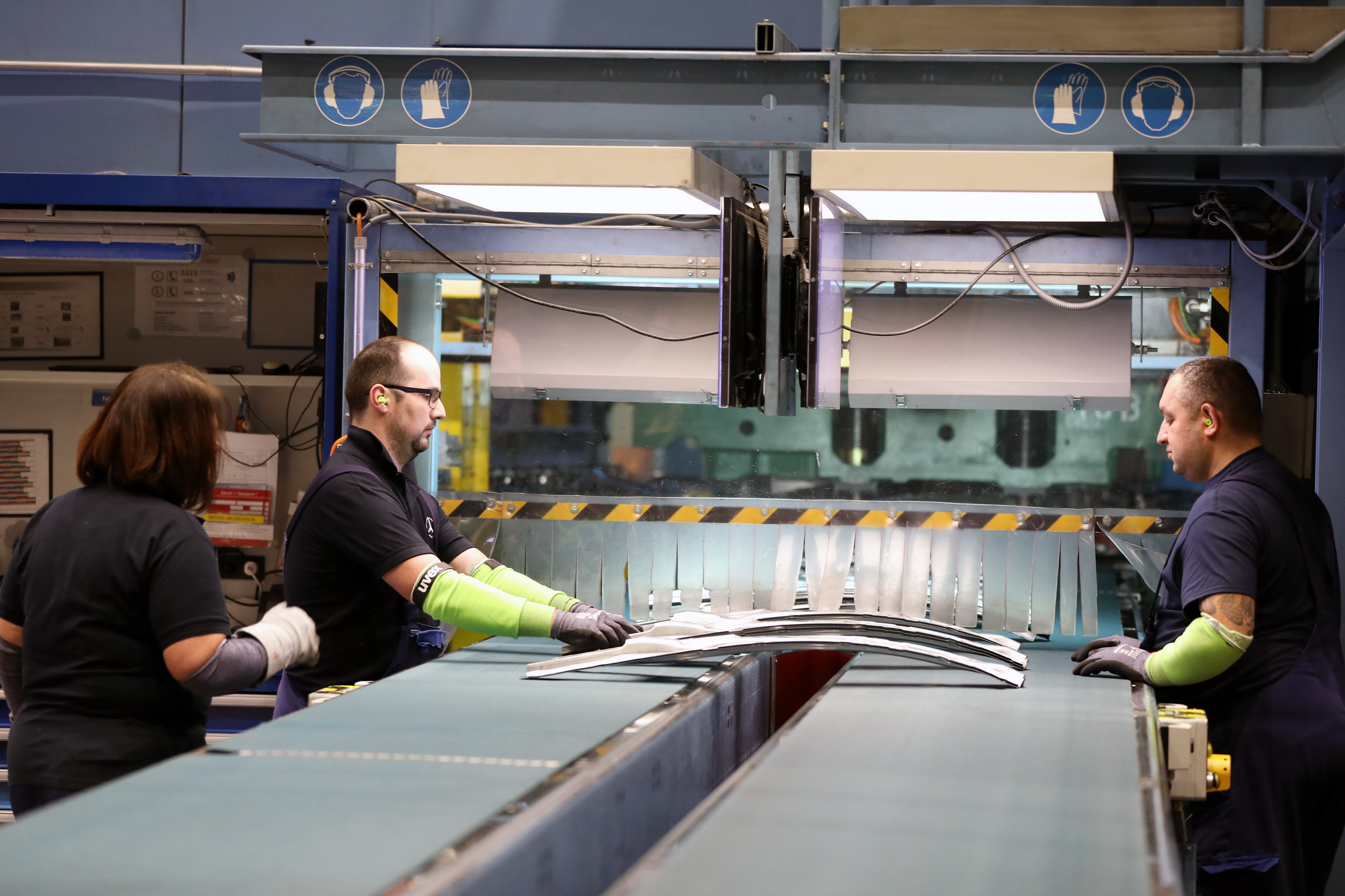 Több mint 100 millió eurót invesztál a kecskeméti telephelybe a Mercedes-Benz