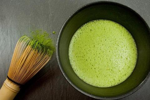 Ezért igyál jógázás előtt matcha teát!