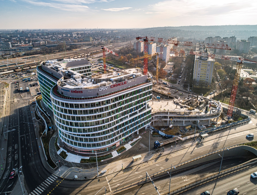 A prémium lokáció nem megy ki a divatból - Szakértői irodapiaci körkép a távmunka és az irodák jövőjéről