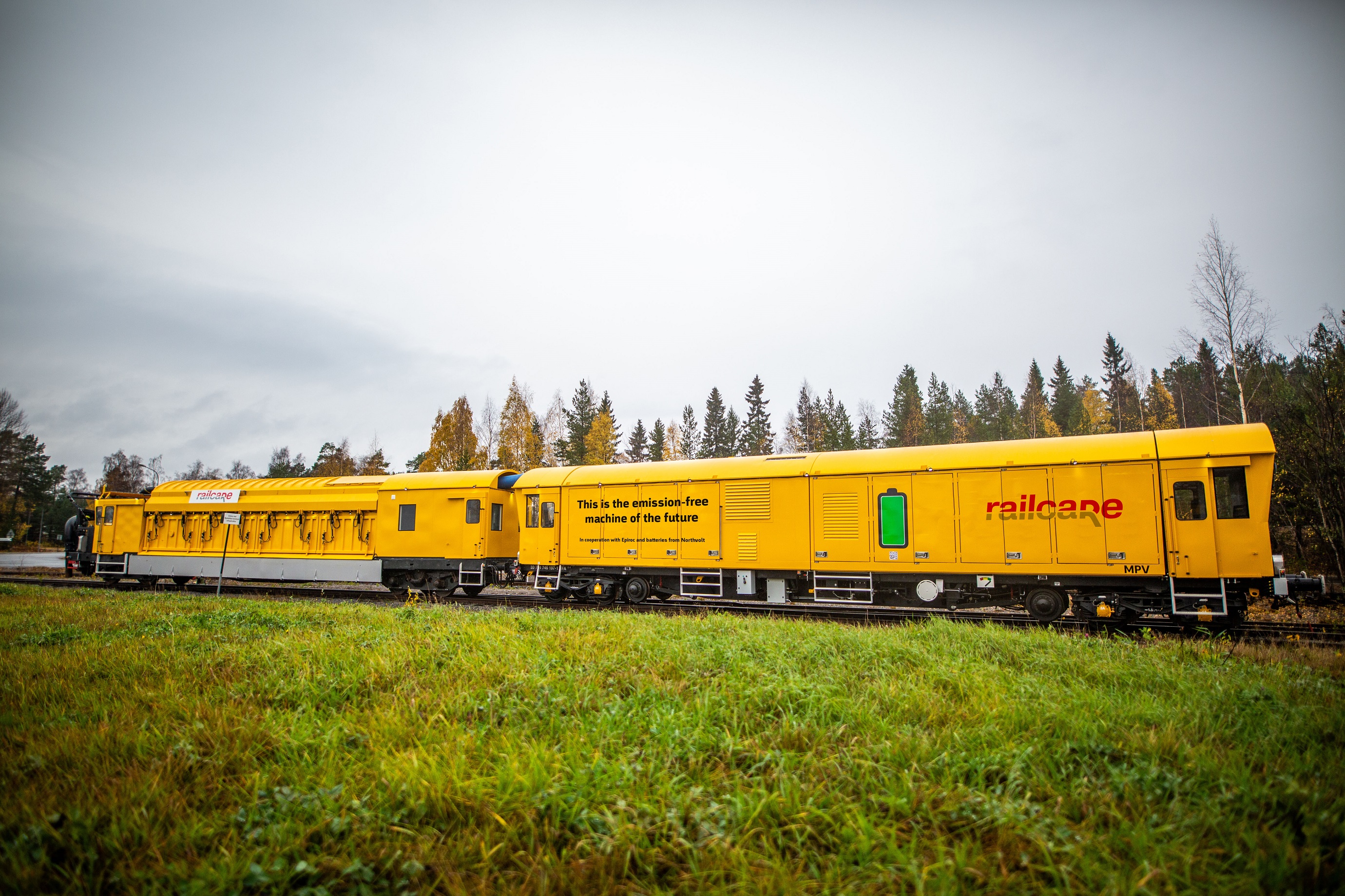 Az ABB magát a fenntarthatóságot állítja pályára a világ első kibocsátásmentes vasúti karbantartó járművén keresztül
