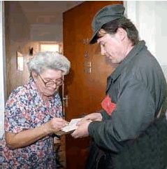 Postán kapják márciusi nyugdíjukat a DRB-ügyfelek