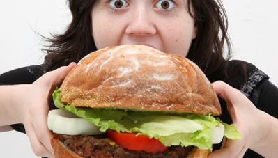 12 ezer kalóriás hamburgert kínál egy brit kocsma