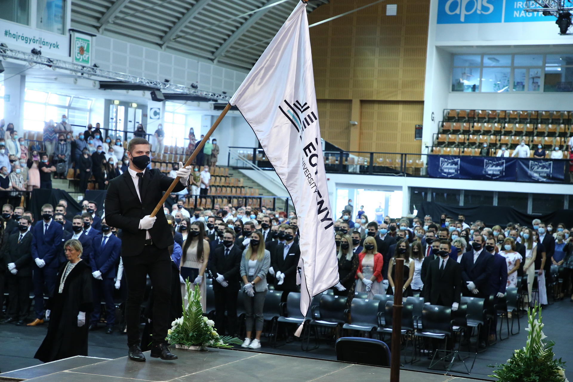 Diplomaátadó ünnepséget tartott a Széchenyi István Egyetem három kara