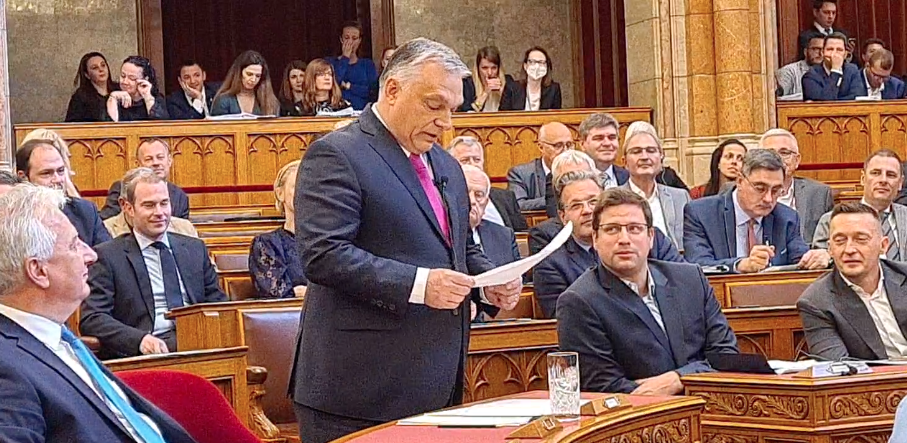 Orbán Show a Parlamentben - Milyen bélyeg-gyűjteményre költöttek el milliárdokat?