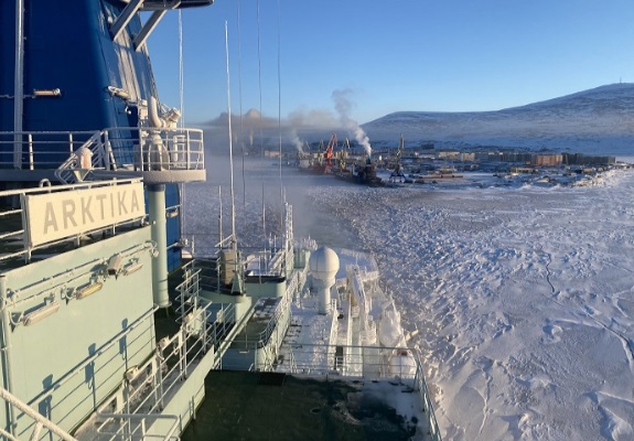 Az Arktyika atomjégtörő kelet-nyugati irányban vezeti át a hajókat az Északi-tengeri útvonalon